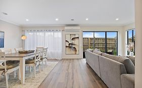Ballarat Modern Oasis, Stylish 3 Bedroom 2 Bathroom Retreat, Newly Build, New Appliances, Beds And Furniture, Walking Distance To Shopping Mall
